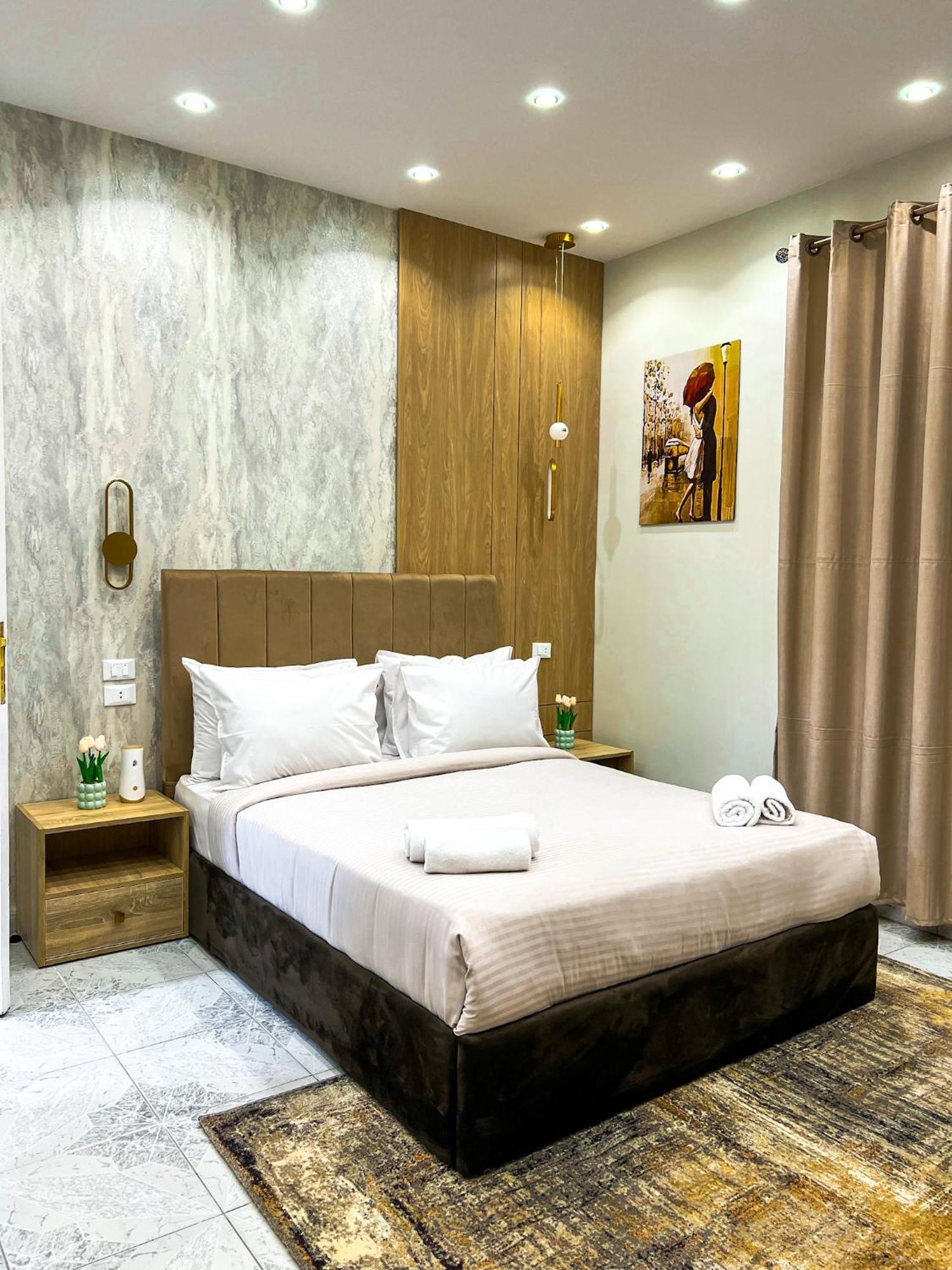 Tahrir Apartment *